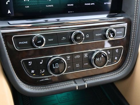 Used 2023 Bentley Bentayga AWD/4WD image 22
