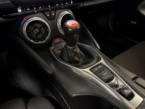 Used 2021 Chevrolet Camaro LT w/ Technology Package image 15