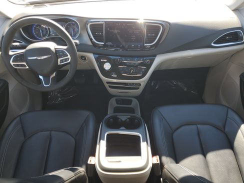 Used 2024 Chrysler Pacifica Touring-L image 20