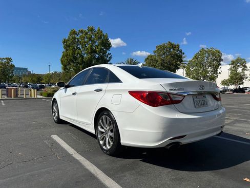 Used 2013 Hyundai Sonata SE w/ Navigation & Sunroof Pkg FWD image 2