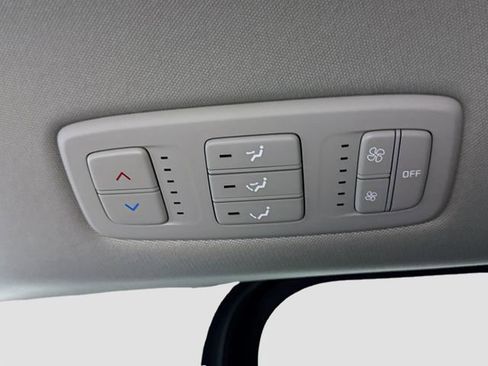 Used 2023 Kia Carnival LX image 24