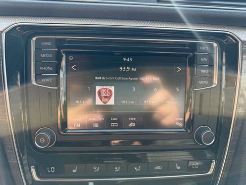 Used 2017 Volkswagen Passat 1.8T SEL Premium image 10