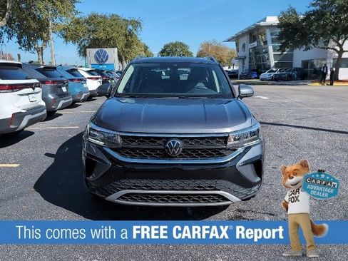 Used 2023 Volkswagen Taos SE w/ Panoramic Sunroof Package image 2