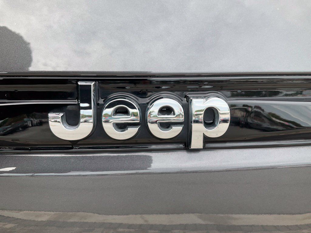 Used 2023 Jeep Grand Cherokee Limited w/ Luxury Tech Group II AWD/4WD image 42