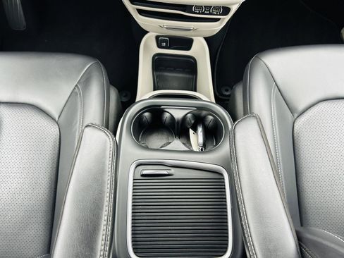Used 2023 Chrysler Pacifica Touring-L image 23