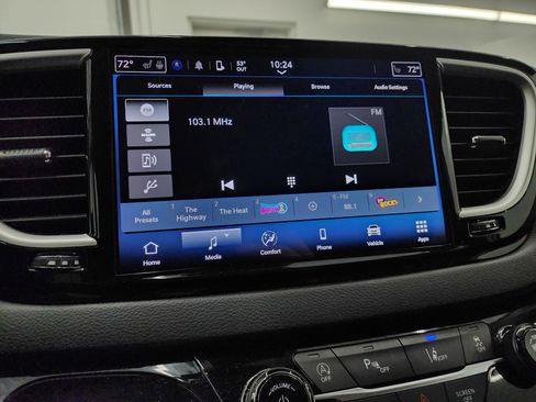 Used 2024 Chrysler Pacifica Touring-L image 45