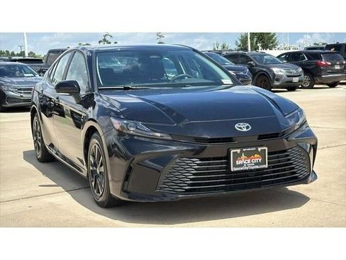 Used 2025 Toyota Camry LE FWD image 8