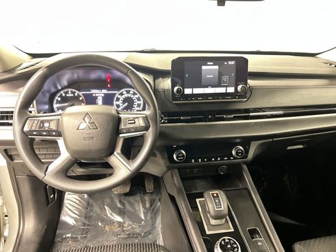 Used 2024 Mitsubishi Outlander ES image 16