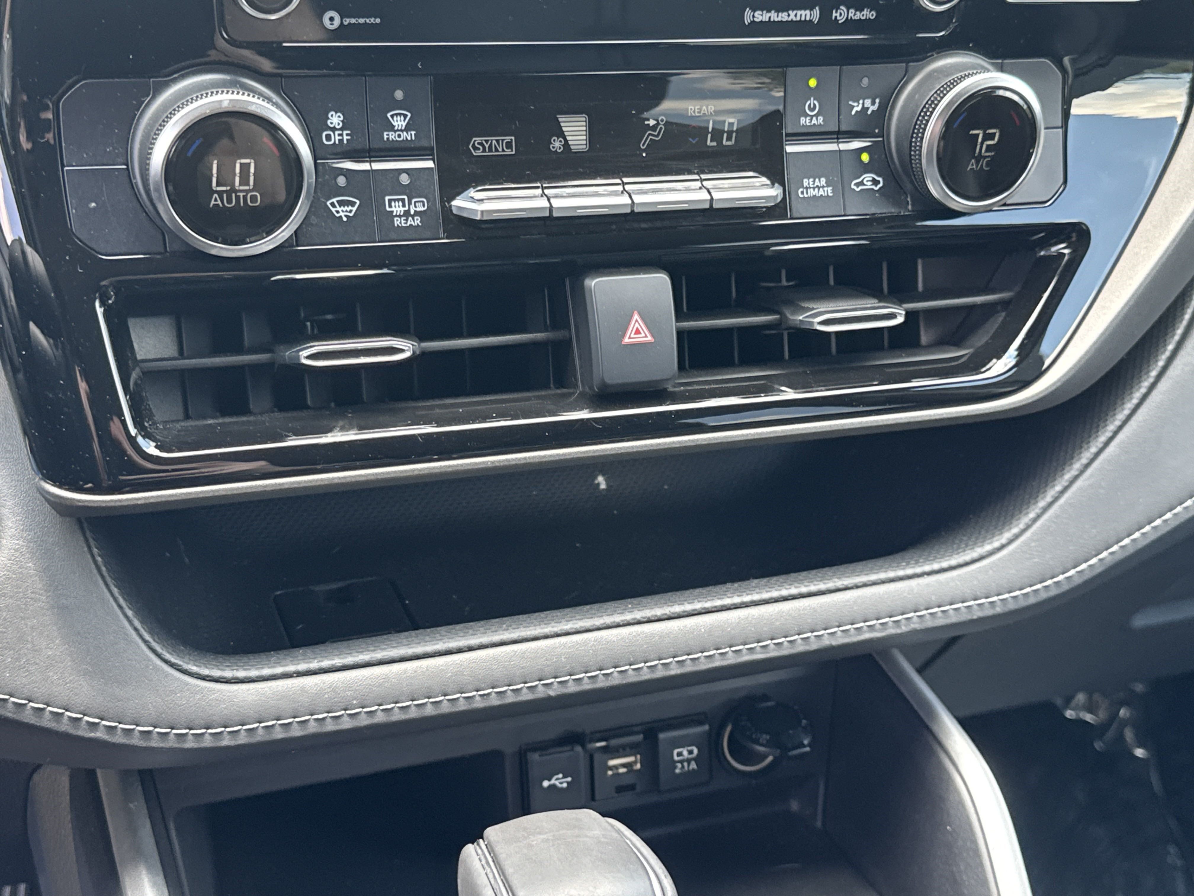 Used 2020 Toyota Highlander LE FWD image 33