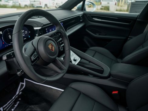 Certified 2025 Porsche Macan Electric image 4