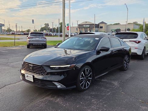 Used 2023 Honda Accord Touring image 3