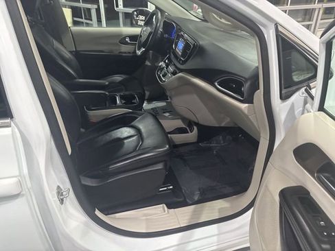 Used 2021 Chrysler Voyager Lxi image 36