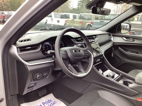 New 2025 Jeep Grand Cherokee Altitude image 29