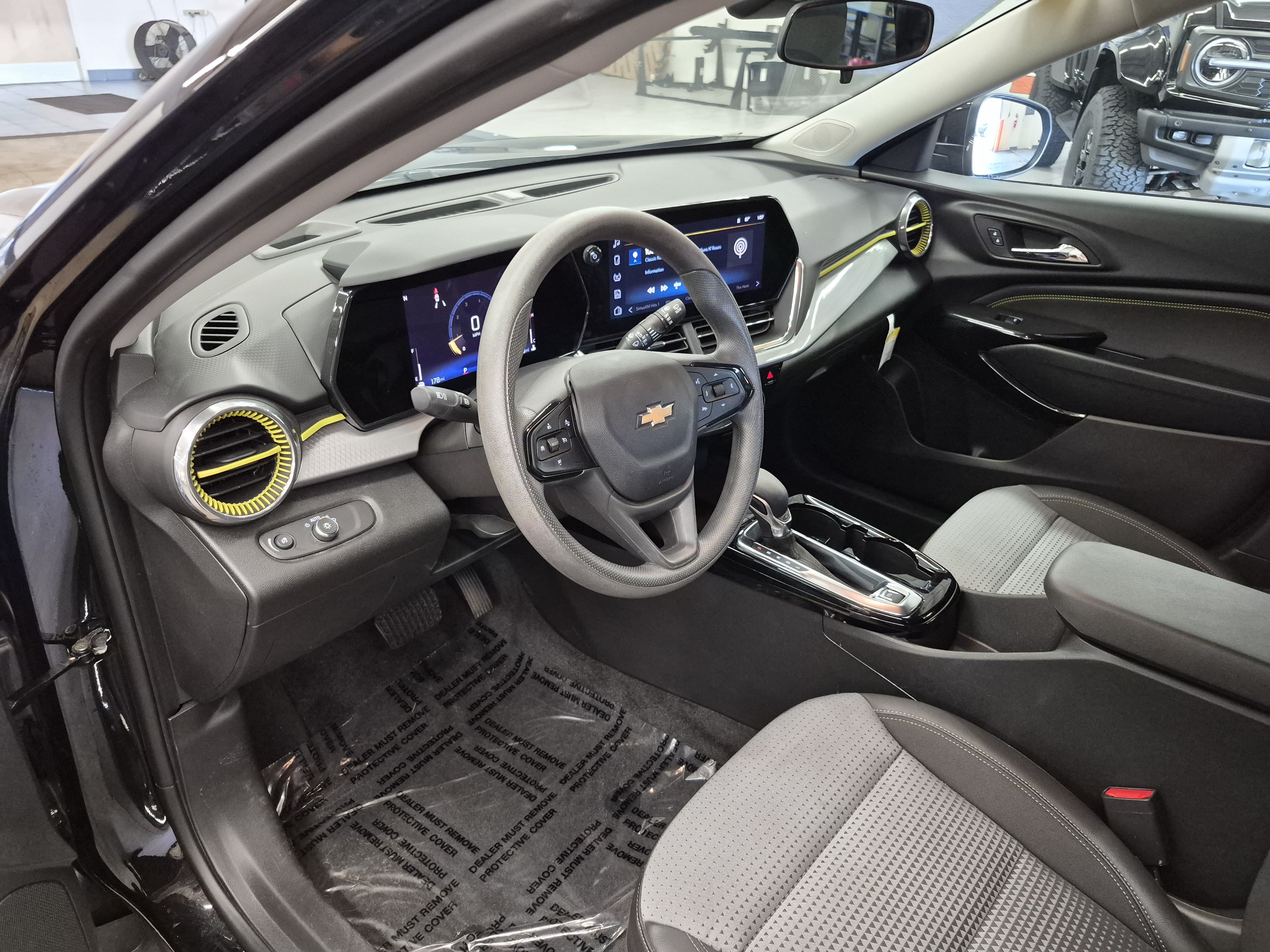 Used 2025 Chevrolet Trax LT FWD image 10