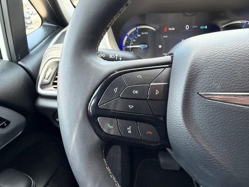 Used 2024 Chrysler Pacifica Limited FWD image 15