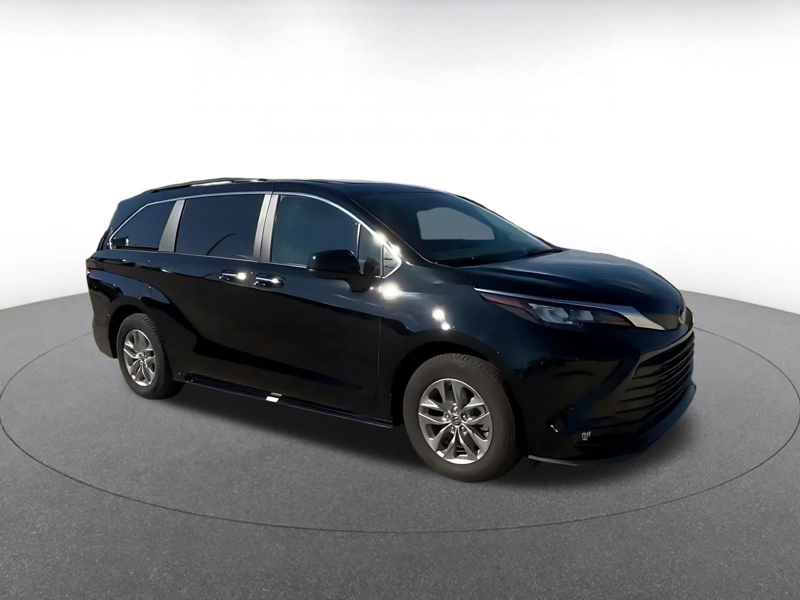 Used 2025 Toyota Sienna XLE FWD image 2