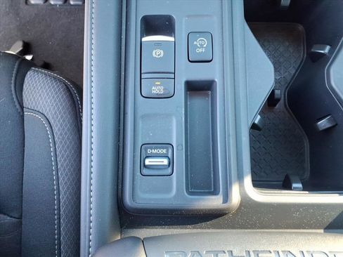 Used 2025 Nissan Pathfinder S image 12