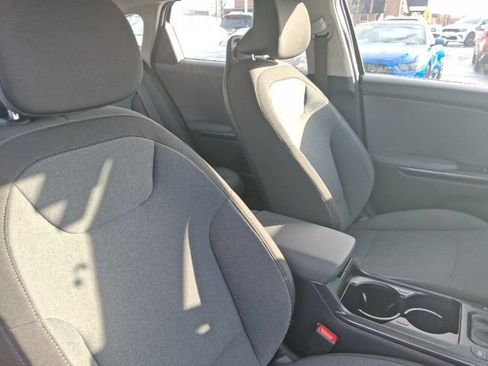 Used 2025 Kia K4 LXS image 11