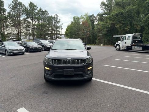 Used 2018 Jeep Compass Latitude w/ Popular Equipment Group AWD/4WD image 2