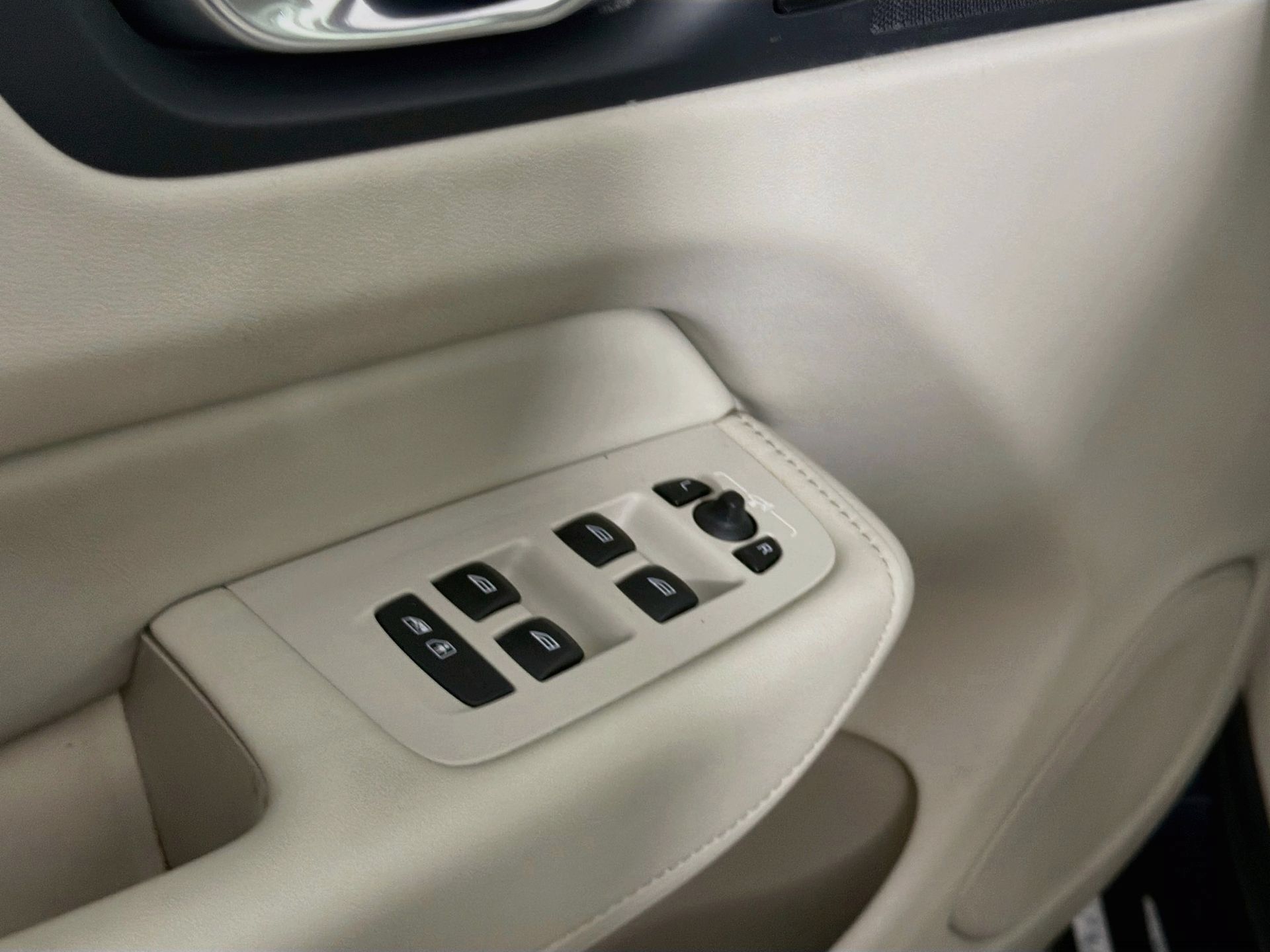Certified 2023 Volvo XC60 B5 Plus AWD/4WD image 18