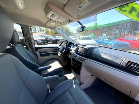 Used 2013 Volkswagen Routan SE image 25