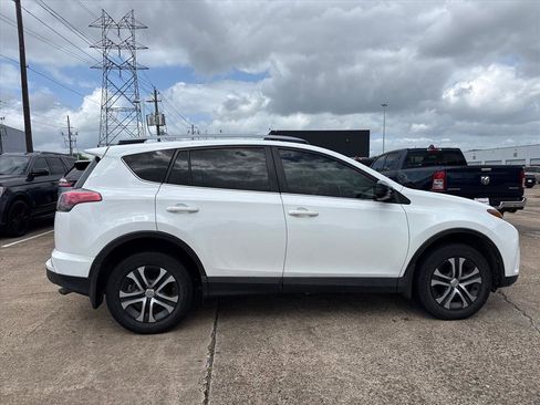 Used 2018 Toyota RAV4 LE image 6