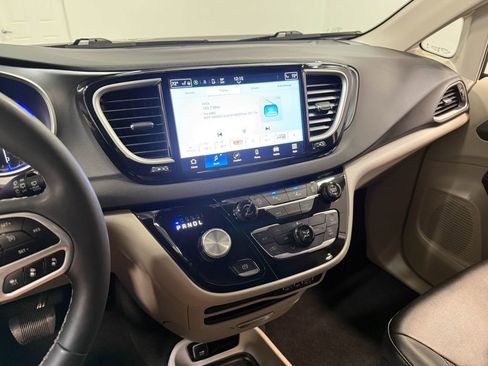 Used 2024 Chrysler Pacifica Touring-L image 82