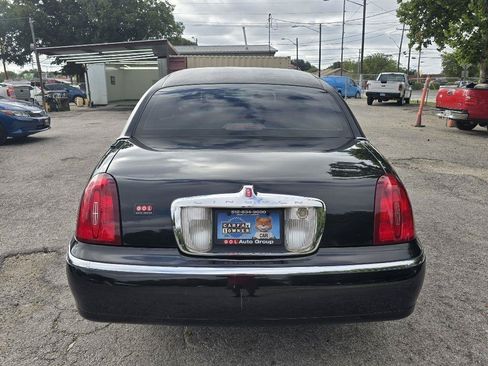 Used 2002 Lincoln Town Car Executive RWD image 5