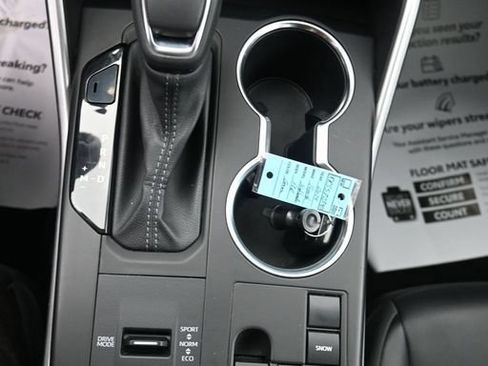 Used 2024 Toyota Highlander XLE FWD image 17