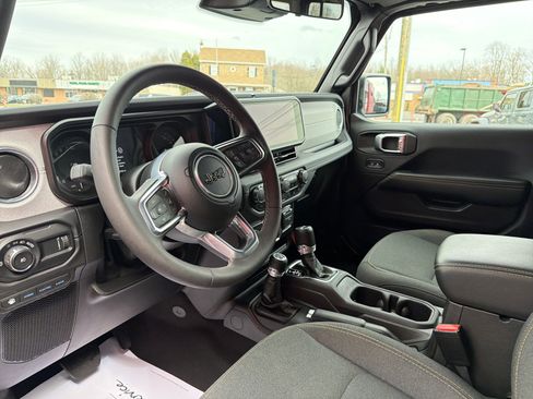 Certified 2025 Jeep Wrangler Sahara w/ Safety Group image 17