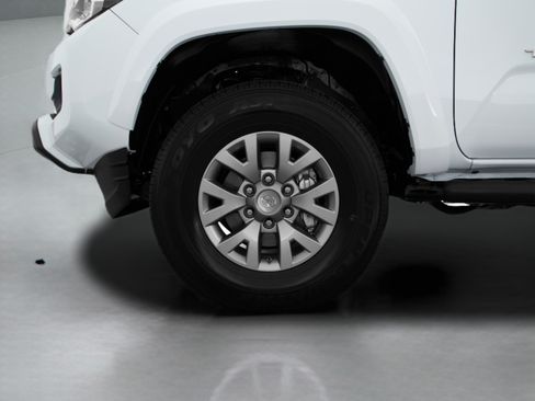 Certified 2016 Toyota Tacoma TRD Off-Road AWD/4WD image 47