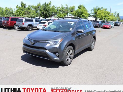 Used 2018 Toyota RAV4 XLE AWD/4WD image 1
