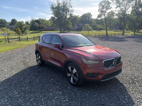 Used 2021 Volvo XC40 T5 Momentum w/ Premium Package AWD/4WD image 3