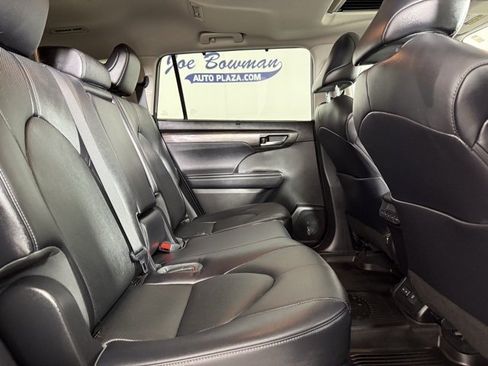 Used 2023 Toyota Highlander Limited image 21