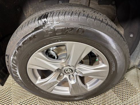 Used 2024 Toyota RAV4 XLE FWD image 17