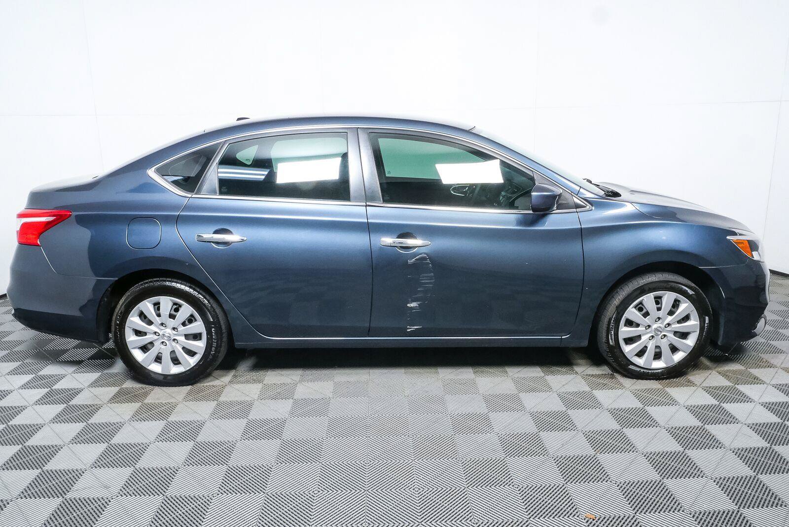 Used 2017 Nissan Sentra SV FWD image 2