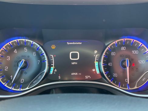 Used 2023 Chrysler Pacifica Touring-L image 15