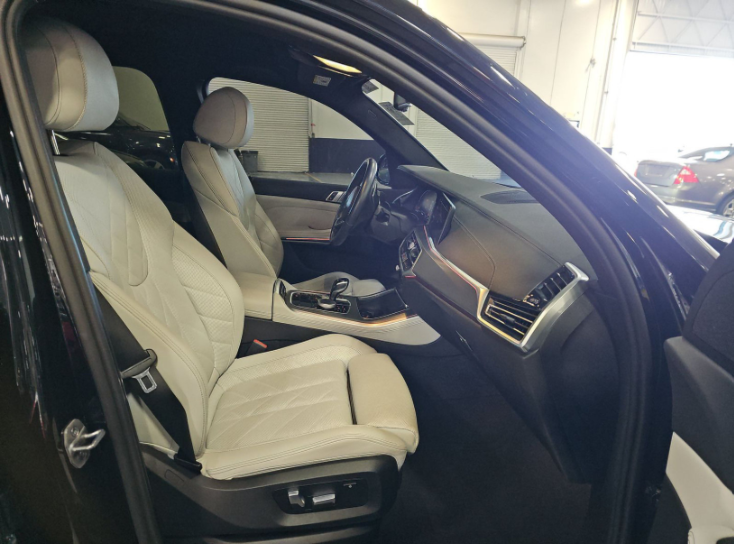 Used 2023 BMW X5 xDrive40i w/ M Sport Package AWD/4WD image 10