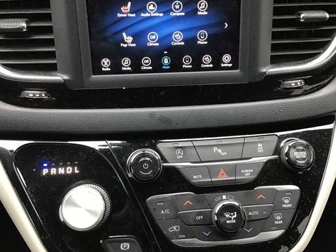 Used 2018 Chrysler Pacifica Touring-L image 9