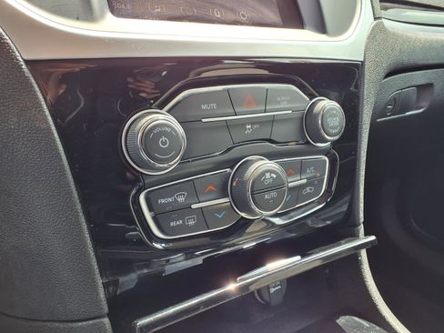 Used 2023 Chrysler 300 Touring w/ Sport Appearance Package image 19