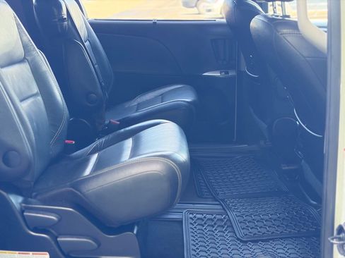 Used 2017 Toyota Sienna SE Premium FWD image 18