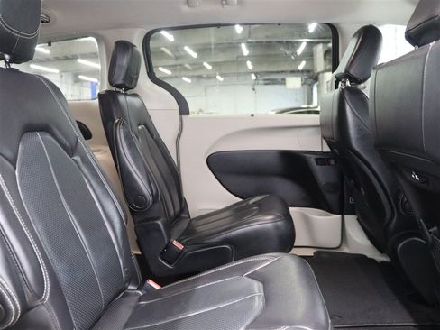 Used 2022 Chrysler Pacifica Touring-L FWD image 20