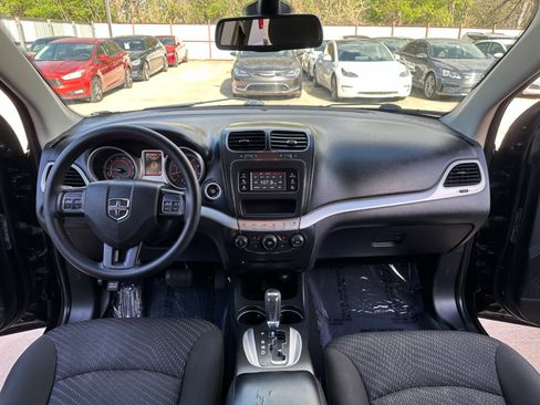 Used 2019 Dodge Journey SE image 18