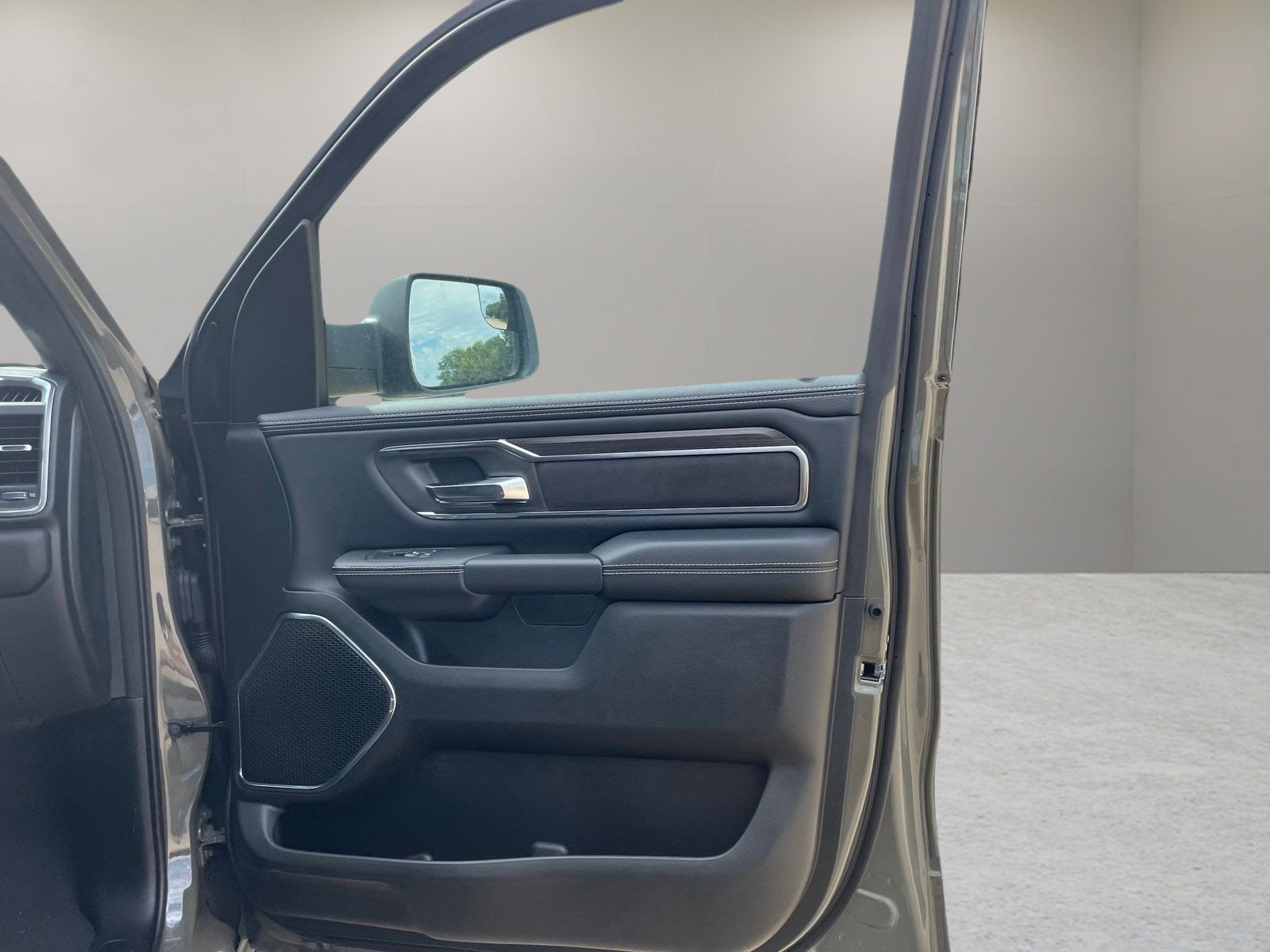 Used 2026 RAM 1500 Laramie AWD/4WD image 31
