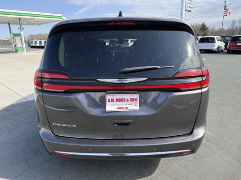 Used 2023 Chrysler Pacifica Touring-L image 7