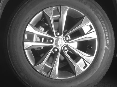 Used 2025 Chevrolet Equinox LT FWD image 12