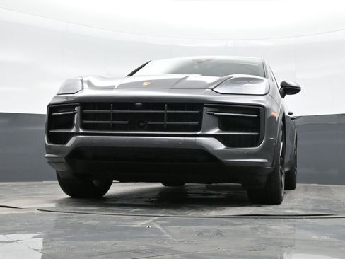 Certified 2025 Porsche Cayenne GTS AWD/4WD image 41
