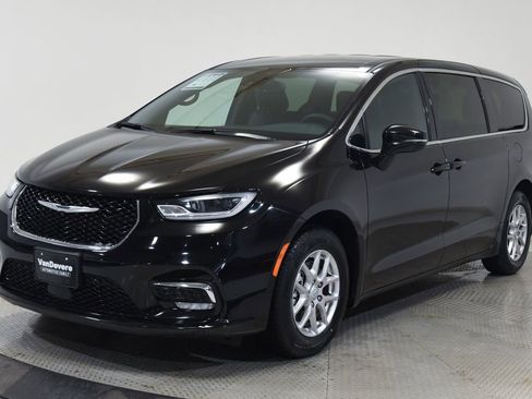 Used 2025 Chrysler Pacifica Select FWD image 8