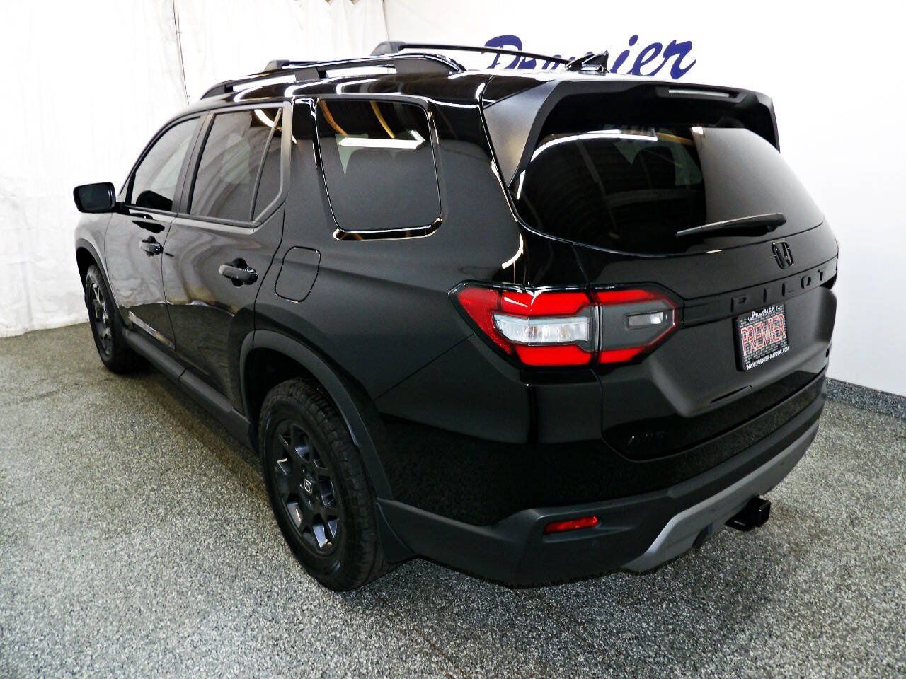 Used 2025 Honda Pilot TrailSport image 4