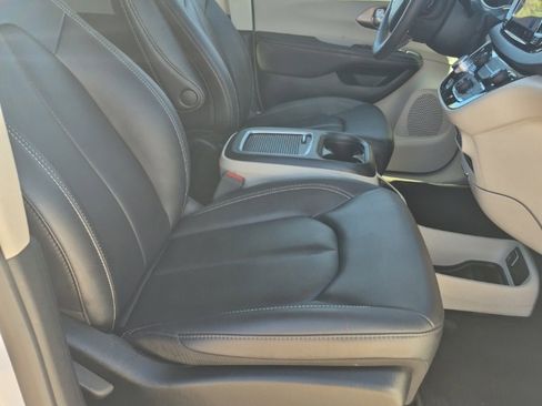 Certified 2024 Chrysler Pacifica Touring-L image 31